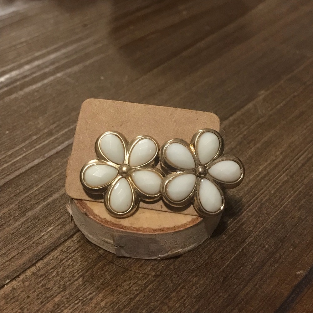 White Flower earrings 🌸